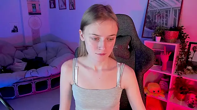 Snapshot of KiraMontoya chatting on March 7, 2025, 5:06 pm KiraMontoya online show from March 7, 2025, 5:06 pm