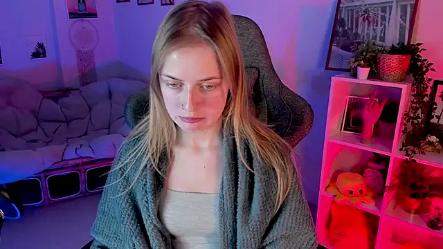 Snapshot of KiraMontoya chatting on March 7, 2025, 8:44 pm KiraMontoya online show from March 7, 2025, 8:44 pm