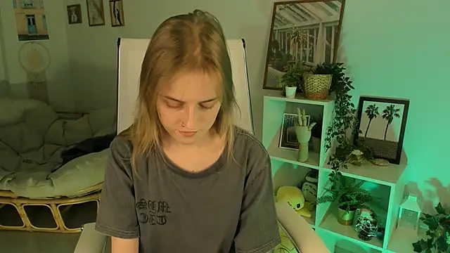 Snapshot of KiraMontoya chatting on March 13, 2025, 5:39 pm KiraMontoya online show from March 13, 2025, 5:39 pm