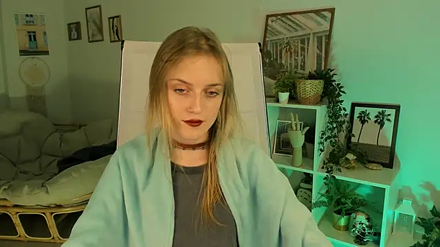 Snapshot of KiraMontoya chatting on March 13, 2025, 8:54 pm KiraMontoya online show from March 13, 2025, 8:54 pm