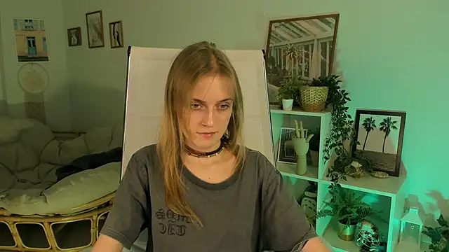 Snapshot of KiraMontoya chatting on March 14, 2025, 12:21 am KiraMontoya online show from March 14, 2025, 12:21 am