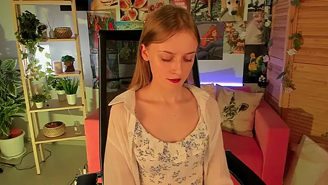 Snapshot of KiraMontoya chatting on March 16, 2025, 12:34 am KiraMontoya online show from March 16, 2025, 12:34 am