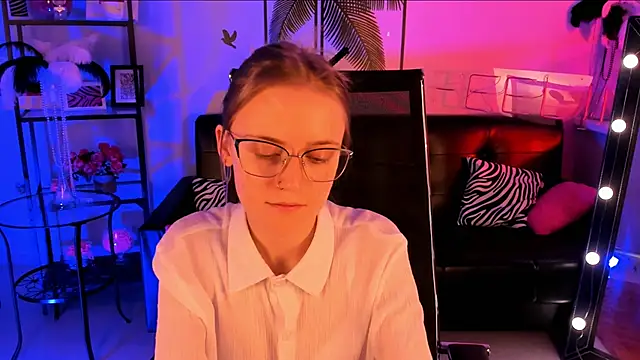 Snapshot of KiraMontoya chatting on March 19, 2025, 5:17 pm KiraMontoya online show from March 19, 2025, 5:17 pm