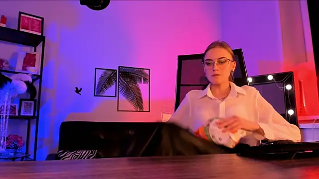 Snapshot of KiraMontoya chatting on March 20, 2025, 12:08 am KiraMontoya online show from March 20, 2025, 12:08 am