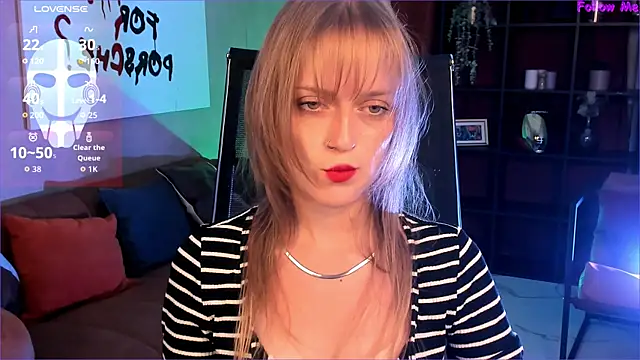 Snapshot of KiraMontoya chatting on September 10, 2025, 5:35 pm KiraMontoya online show from September 10, 2025, 5:35 pm