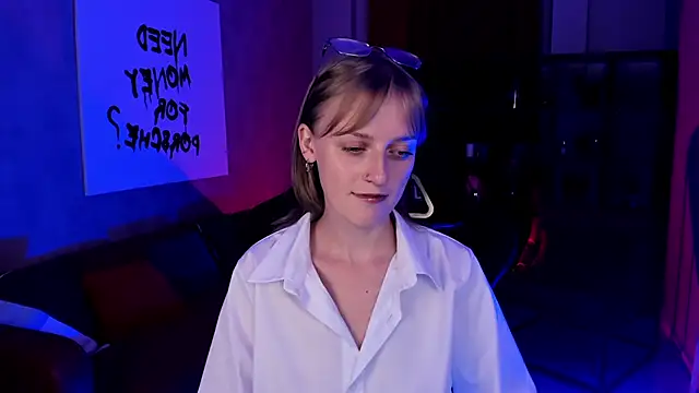 Snapshot of KiraMontoya chatting on September 17, 2025, 8:32 pm KiraMontoya online show from September 17, 2025, 8:32 pm