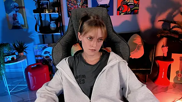 Snapshot of KiraMontoya chatting on September 19, 2025, 5:35 pm KiraMontoya online show from September 19, 2025, 5:35 pm