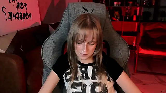 Snapshot of KiraMontoya chatting on September 30, 2025, 5:51 pm KiraMontoya online show from September 30, 2025, 5:51 pm