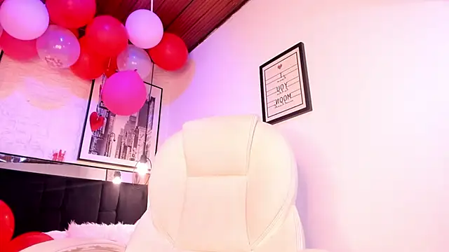 tylla  online show from February 18, 2025, 2:59 am