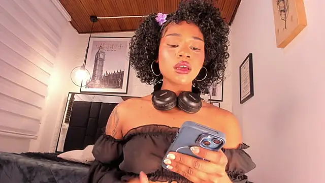 tylla  online show from November 19, 2025, 2:55 am