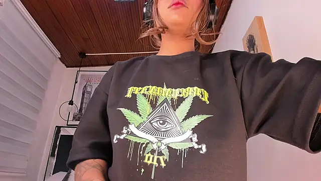 tylla  online show from January 12, 2026, 3:23 am