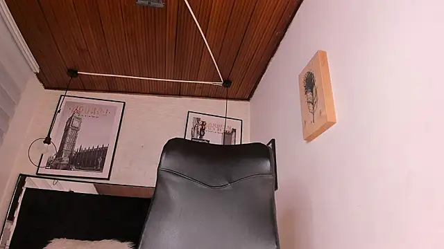 tylla  online show from February 2, 2026, 8:07 pm