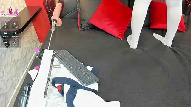 IVISBOUNCYASS online show from September 19, 2025, 2:18 pm