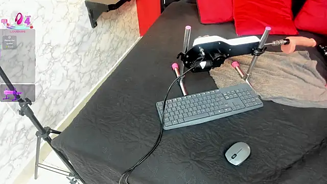 IVISBOUNCYASS online show from December 19, 2025, 12:34 pm