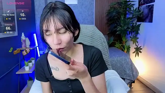 Miaa Lee7 online show from May 26, 2026, 8:27 pm