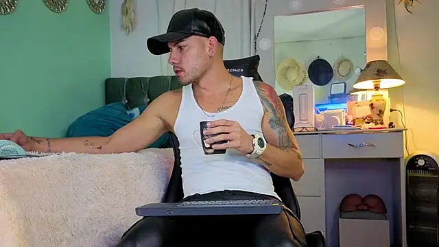 Snapshot of Chrissken chatting on October 7, 2025, 11:02 pm Chrissken online show from October 7, 2025, 11:02 pm
