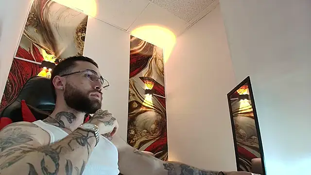 Luke davis01 online show from December 20, 2025, 1:07 pm