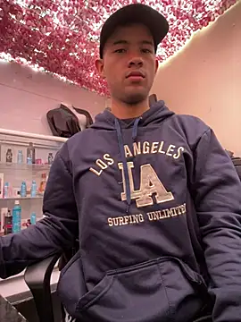 Snapshot of Twink_X chatting on February 9, 2025, 4:29 pm Twink X online show from February 9, 2025, 4:29 pm