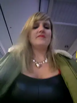 Sexybiene969 online show from October 6, 2025, 4:26 pm