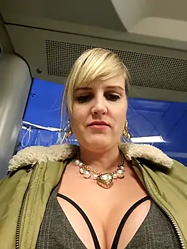 Sexybiene969 online show from October 15, 2025, 4:29 pm