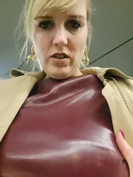 Snapshot of Sexybiene969 chatting on October 29, 2025, 5:14 pm Sexybiene969 online show from October 29, 2025, 5:14 pm