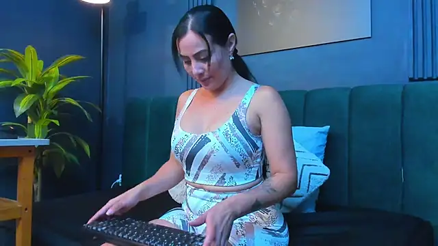 scarlet edwars online show from November 17, 2025, 6:57 pm