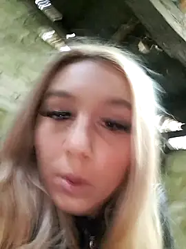 hotamanda01 online show from November 14, 2025, 1:43 pm