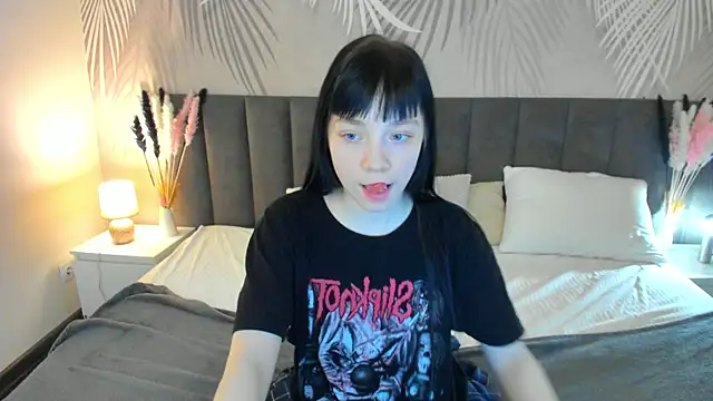 Snapshot of SkinyJoyce chatting on March 4, 2025, 8:13 am SkinyJoyce online show from March 4, 2025, 8:13 am