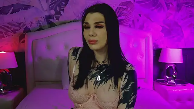 Snapshot of MaeveMoon chatting on June 16, 2026, 6:21 pm MaeveMoon online show from June 16, 2026, 6:21 pm