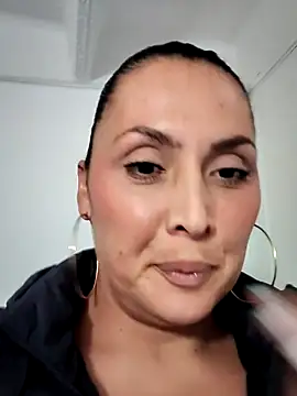 dulce valeriaa online show from February 15, 2025, 3:20 am