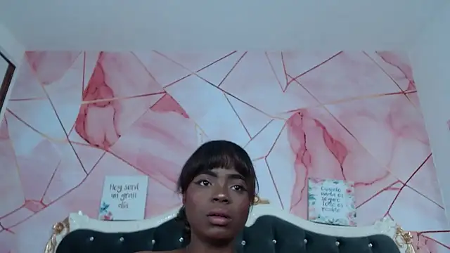 Snapshot of LindaBird chatting on October 31, 2025, 12:17 pm LindaBird online show from October 31, 2025, 12:17 pm