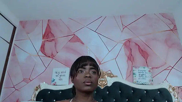 Snapshot of LindaBird chatting on November 2, 2025, 1:24 pm LindaBird online show from November 2, 2025, 1:24 pm