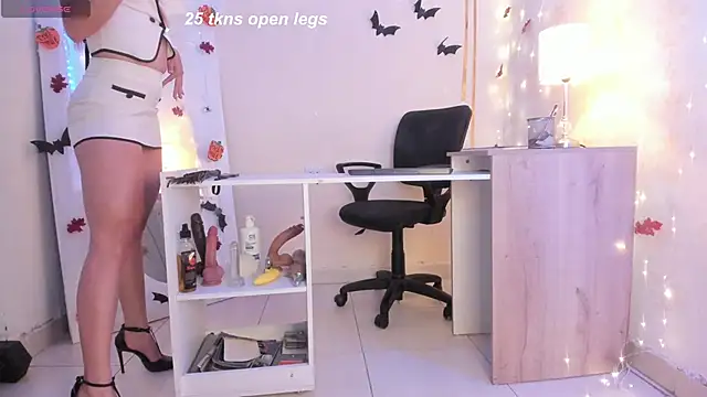 Snapshot of Emylyjonhs chatting on October 18, 2025, 7:58 pm Emylyjonhs online show from October 18, 2025, 7:58 pm