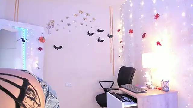 Snapshot of Emylyjonhs chatting on October 28, 2025, 8:33 pm Emylyjonhs online show from October 28, 2025, 8:33 pm