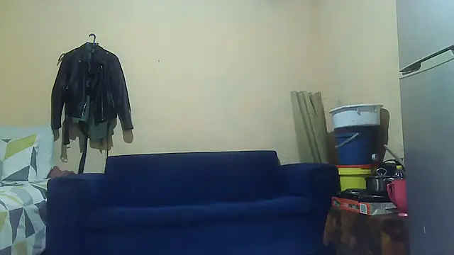 01applebottom online show from October 12, 2025, 7:29 am