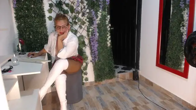 StephyJones1 online show from September 25, 2025, 9:18 pm