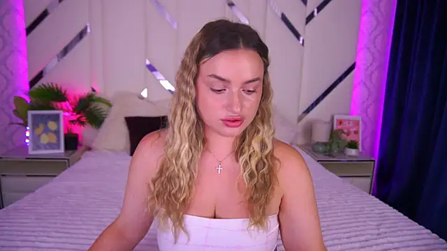 Snapshot of LindsieGreyy chatting on September 22, 2025, 6:37 am LindsieGreyy online show from September 22, 2025, 6:37 am