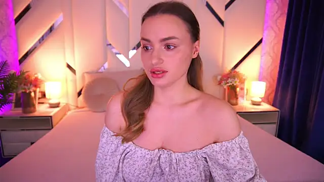 Snapshot of LindsieGreyy chatting on April 20, 2026, 6:27 am LindsieGreyy online show from April 20, 2026, 6:27 am