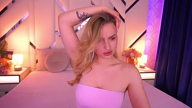 Snapshot of LindsieGreyy chatting on April 30, 2026, 12:44 pm LindsieGreyy online show from April 30, 2026, 12:44 pm
