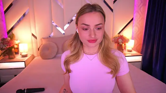 Snapshot of LindsieGreyy chatting on May 3, 2026, 6:30 am LindsieGreyy online show from May 3, 2026, 6:30 am