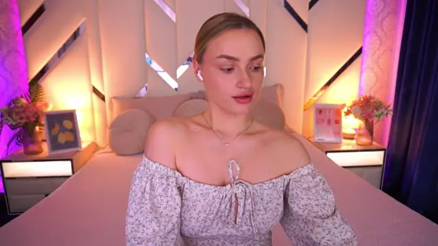 Snapshot of LindsieGreyy chatting on May 13, 2026, 12:57 pm LindsieGreyy online show from May 13, 2026, 12:57 pm