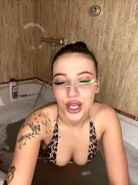 Snapshot of Foxy_Rosee chatting on October 21, 2025, 6:30 pm Foxy Rosee online show from October 21, 2025, 6:30 pm