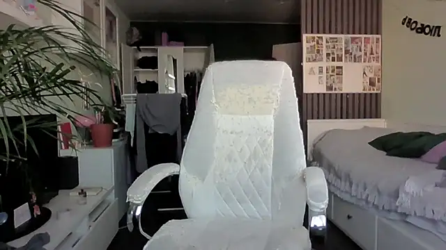 MollyBer online show from February 18, 2026, 12:01 pm