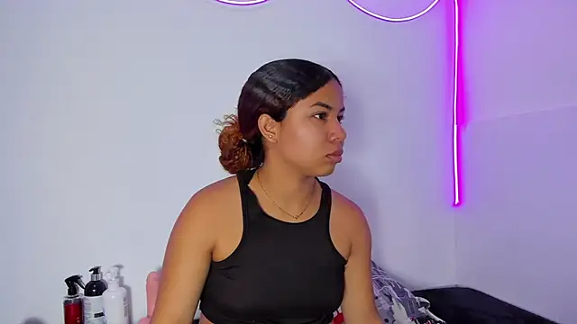 MELINAMARTINS online show from February 4, 2026, 8:47 pm