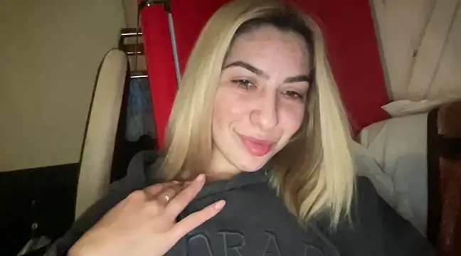 Snapshot of sarrah_rossy chatting on February 19, 2025, 7:38 pm sarrah rossy online show from February 19, 2025, 7:38 pm