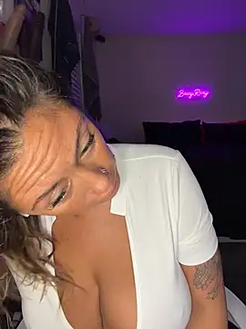 bossyroxy84 online show from November 9, 2025, 5:06 am