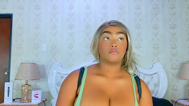 Snapshot of TianahGlow chatting on September 22, 2025, 8:11 pm TianahGlow online show from September 22, 2025, 8:11 pm