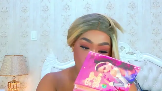 Snapshot of TianahGlow chatting on October 9, 2025, 9:13 pm TianahGlow online show from October 9, 2025, 9:13 pm