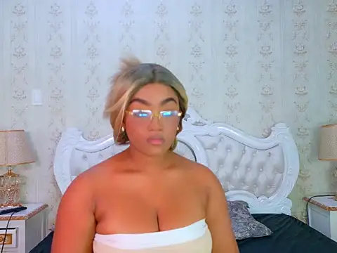 Snapshot of TianahGlow chatting on October 11, 2025, 9:02 pm TianahGlow online show from October 11, 2025, 9:02 pm