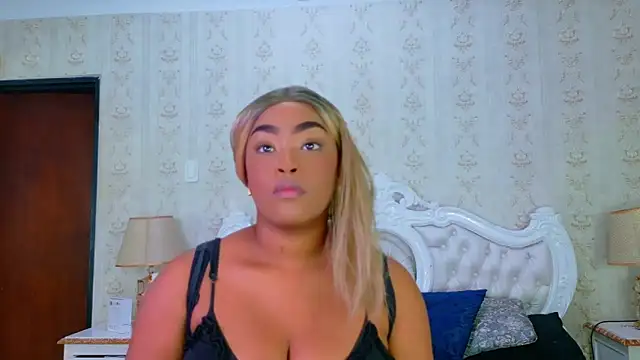 Snapshot of TianahGlow chatting on October 12, 2025, 12:37 pm TianahGlow online show from October 12, 2025, 12:37 pm